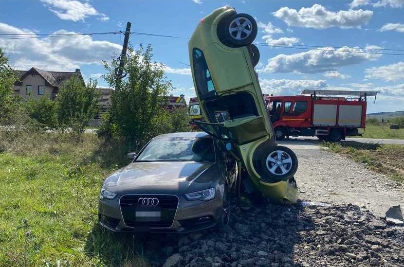  Accident spectaculos la Bistriţa – Un autoturism a derapat, rămânând proptit de o altă maşină parcată