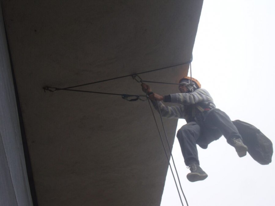  Galaţi: O pensionară nervoasă a vrut să rupă frânghia unui alpinist utilitar aflat la etajul 11