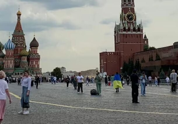  Rusia, umilită în centrul Moscovei. A fost desfășurat un steag ucrainean