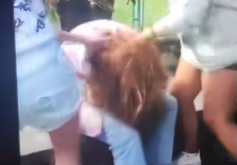  VIDEO Scene de rară cruzime în curtea unui liceu. Copilă de 11 ani bătută crunt de două eleve