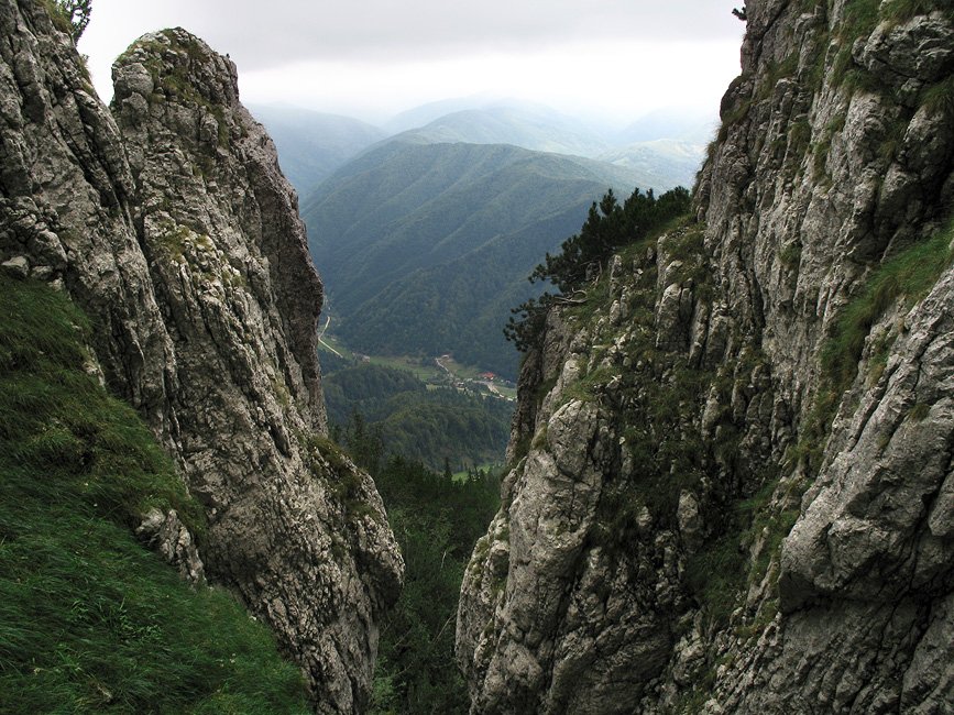  Doi soți români au căzut în gol 45 de metri în Munții Piatra Craiului