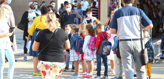  Ministrul Educaţiei, Ligia Deca, vrea orar decalat pentru începerea cursurilor la elevi, ca să evităm aglomeraţia. Federaţia părinţilor: „Măsura este binevenită”