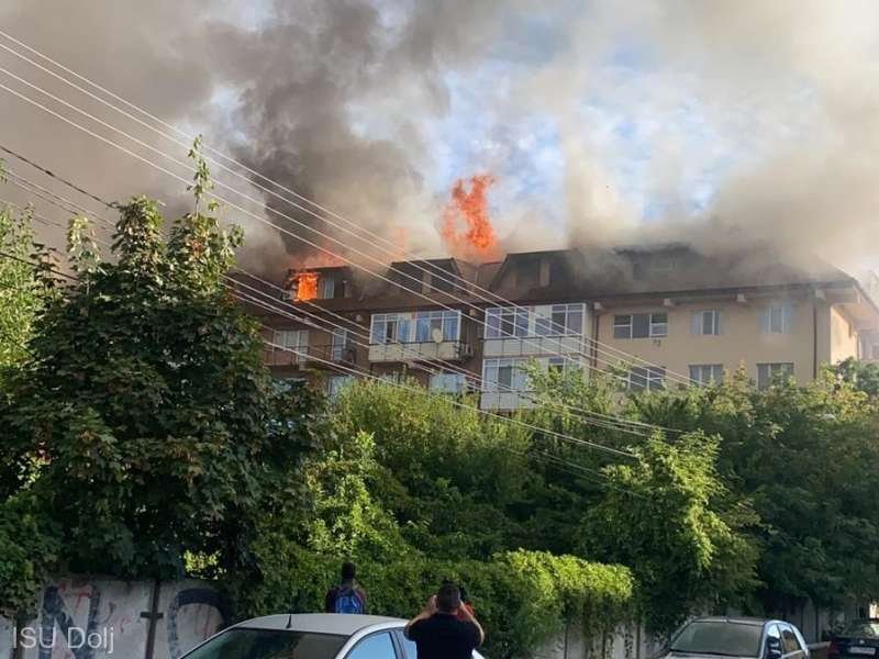 Incendiu puternic la un bloc de locuinţe în Craiova – VIDEO