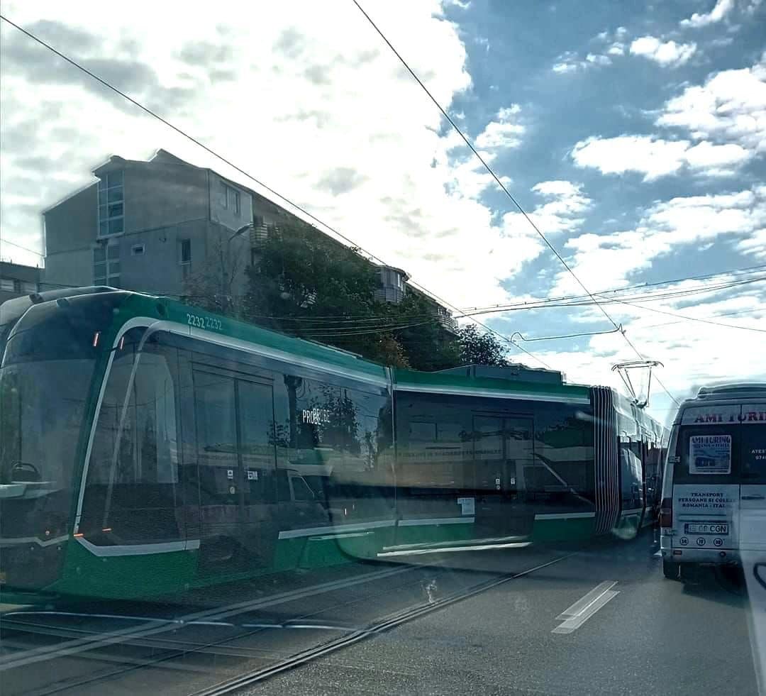  Un tramvai modern a deraiat spectaculos în Tătăraşi
