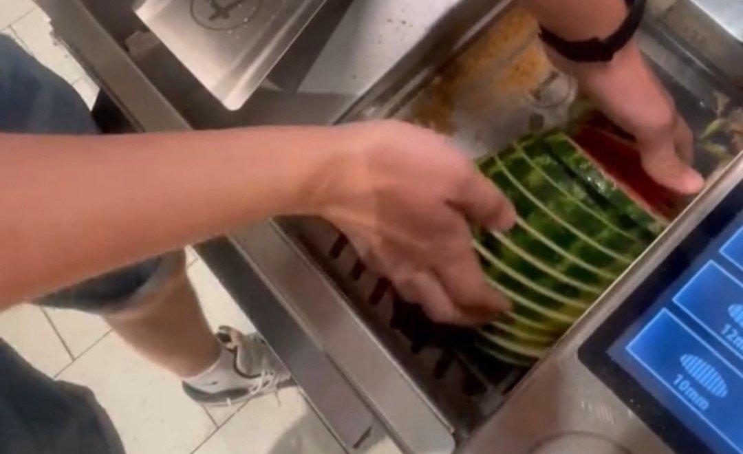  VIDEO Tânăr surprins la Lidl cum feliază harbuzul în loc de pâine