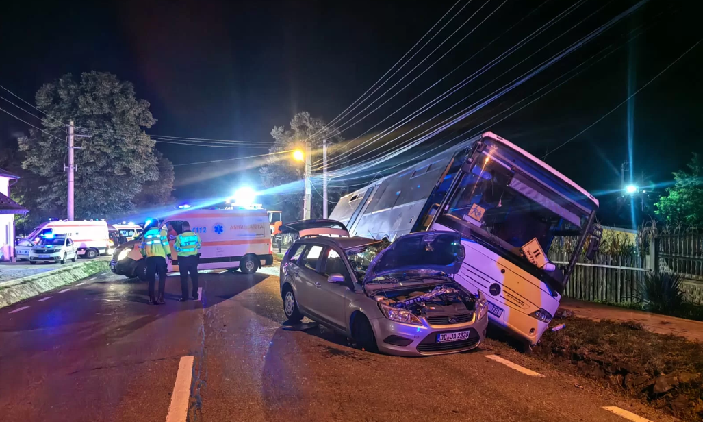  FOTO Autocar plin cu angajați ai unei companii din Iași, răsturnat la Tg. Frumos. Șase persoane, transportate la spital