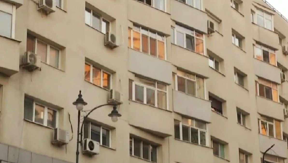  Un bărbat ameninţă că se aruncă de la etajul opt al unui bloc din Capitală după ce şi-a înjunghiat concubina şi pe prietena ei