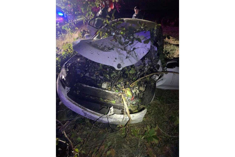  Un şofer s-a înfipt cu maşina într-un copac: trei persoane au fost transportate la spital