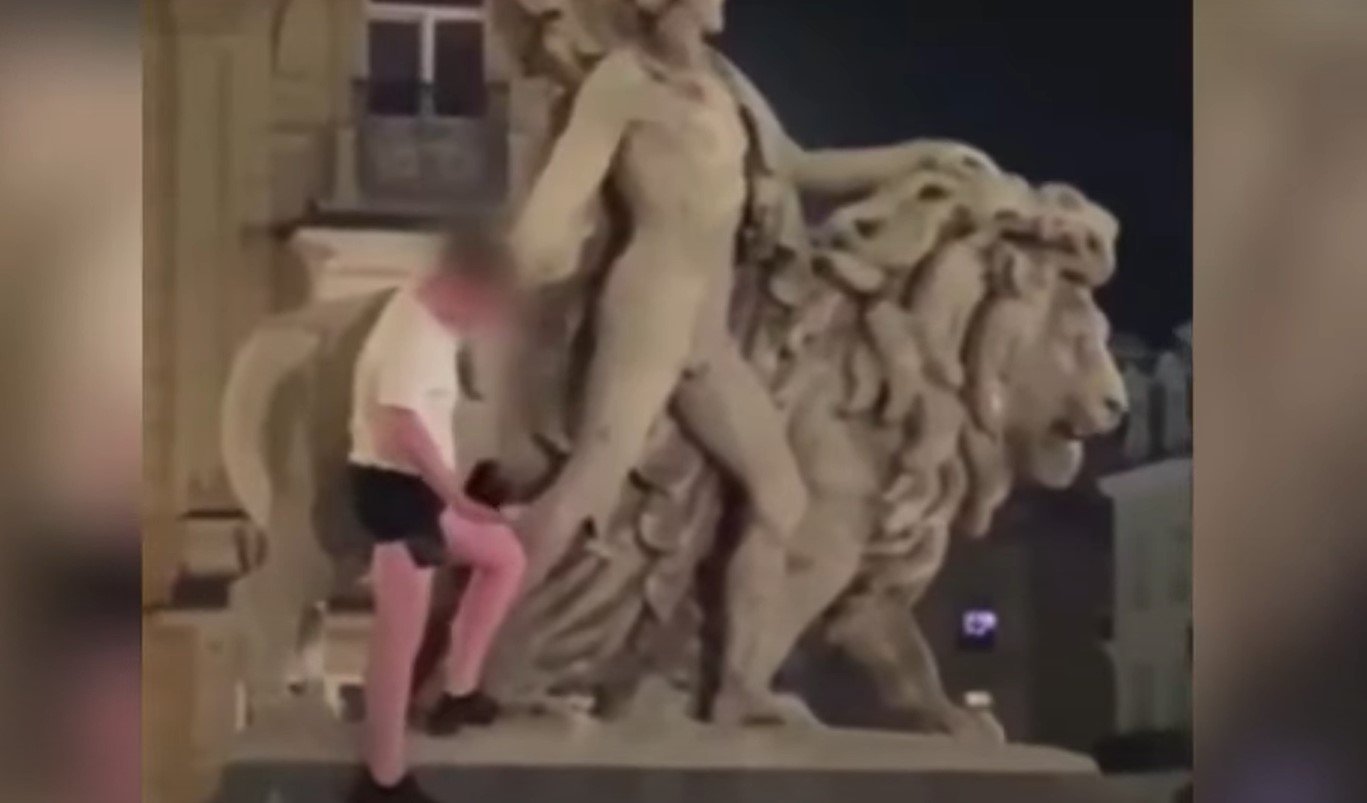  Un turist irlandez s-a căţărat pe o statuie recent renovată din Bruxelles şi a rupt o parte din ea (VIDEO)