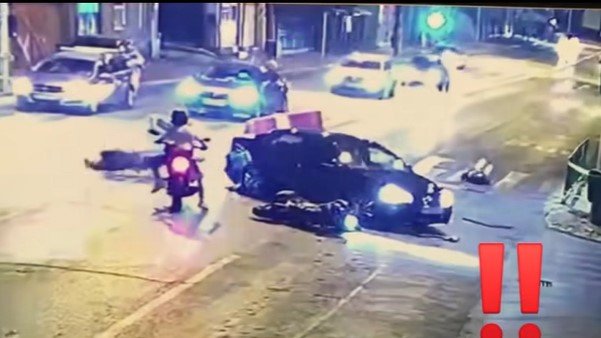  Momentul în care doi motociclişti se izbesc de o maşină care virează stânga într-un loc nepermis (VIDEO)