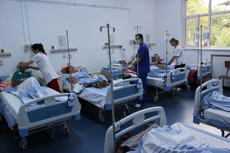  Câţi pacienţi sunt trataţi în spitalele private comparativ cu cele de stat