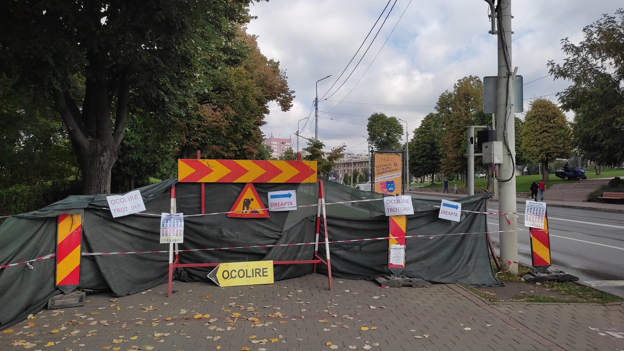  Trotuarul de pe strada Palat a fost închis pentru lucrări la drumul de legătură cu strada Sf. Andrei (FOTO)