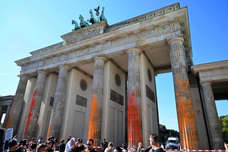  Activişti pentru mediu au pulverizat duminică vopsea portocalie şi galbenă pe coloanele porţii Brandenburg