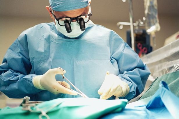  Un chirurg a fost trimis în judecată după ce ar fi primit mită de la 26 de pacienţi