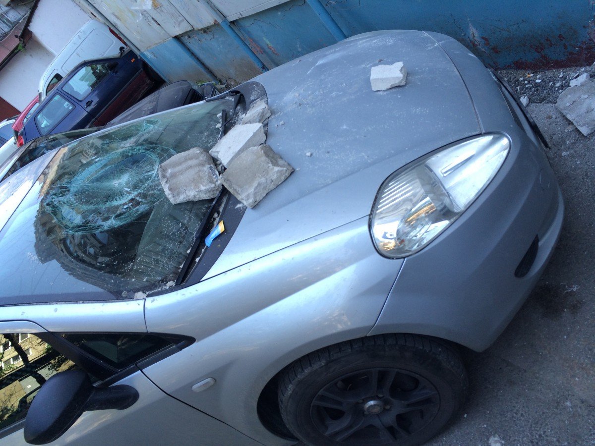  Bucăți de tencuială au  căzut peste o mașină pe Străpungerii Silvestru