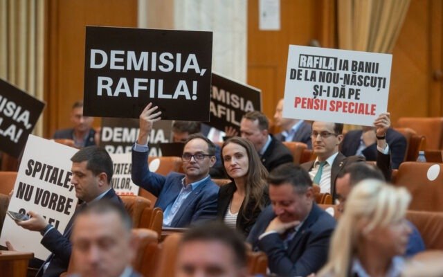  Fără emoții. Camera Deputaților a respins moţiunea simplă împotriva ministrului Sănătăţii, Alexandru Rafila