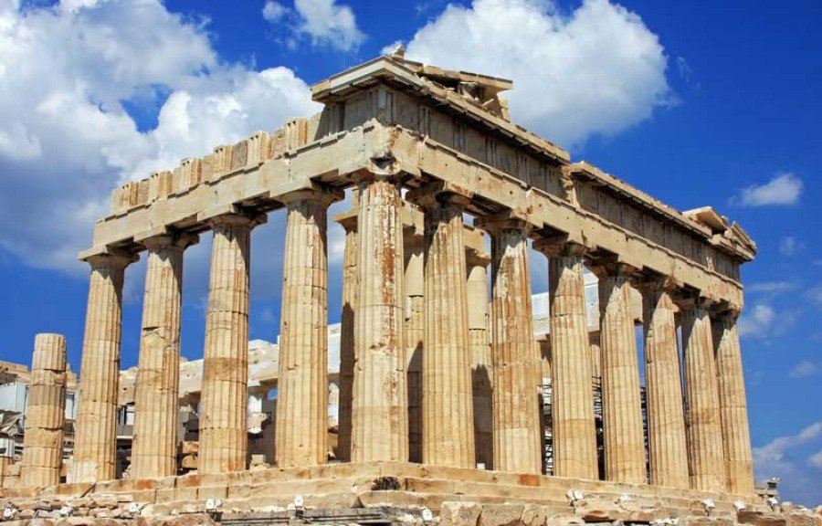  Turistă din România reţinută pentru că a furat marmură de la Acropole