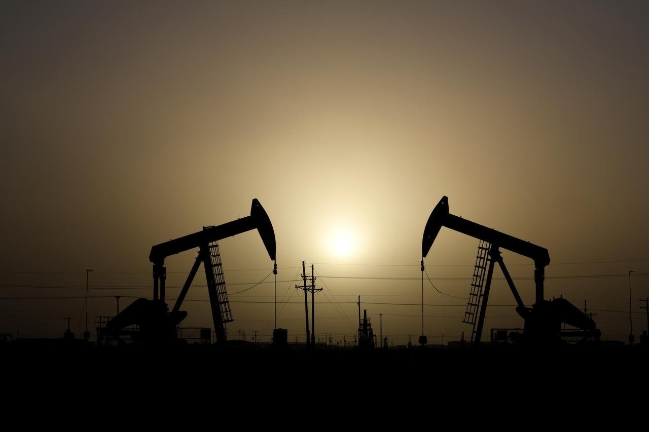  Preţurile petrolului au scăzut cu aproximativ 1%