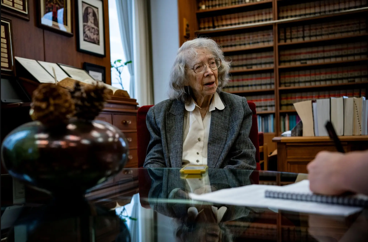  O judecătoare din SUA, pensionată cu forța la vârsta de 96 de ani. Este eroina instanțelor, dar nu mai face față