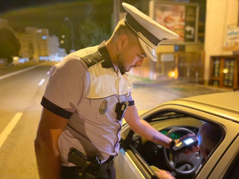  Un bărbat cu permisul suspendat, prins la volan şi testat pozitiv la substanţe interzise
