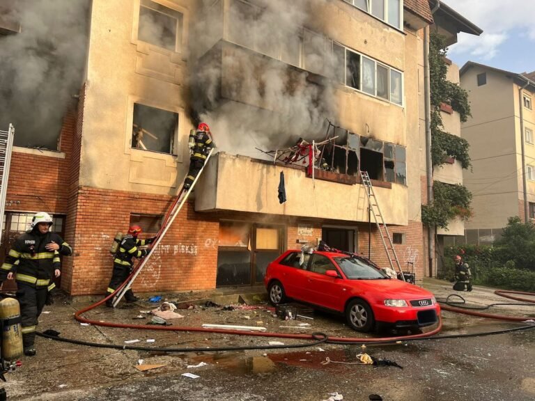  Explozie la un apartament din Sibiu. Cel puţin doi morţi. Au fost evacuate aproximativ 20 persoane