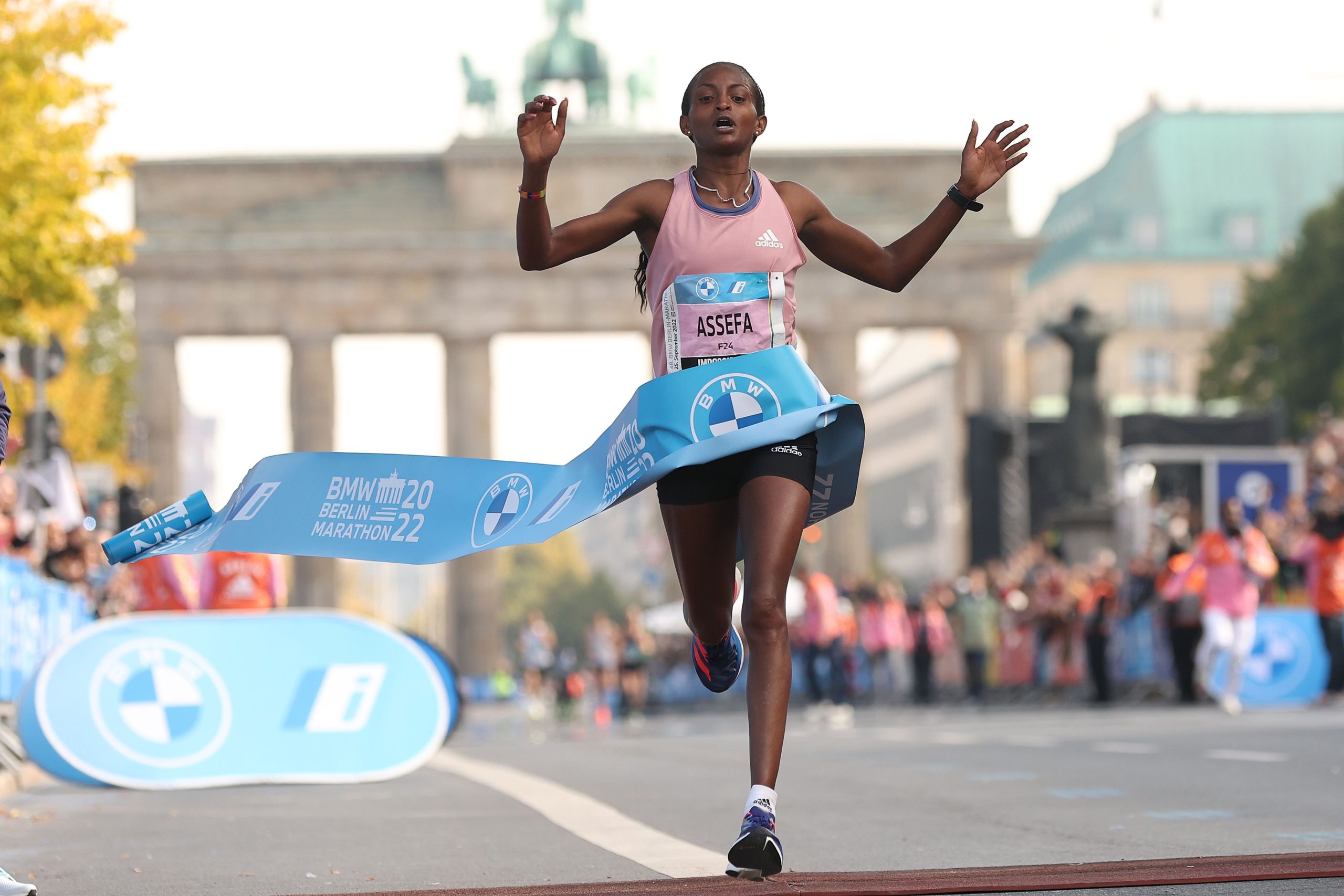  Atleta etiopiană Tigst Assefa a câştigat maratonul de la Berlin şi a stabilit un record mondial