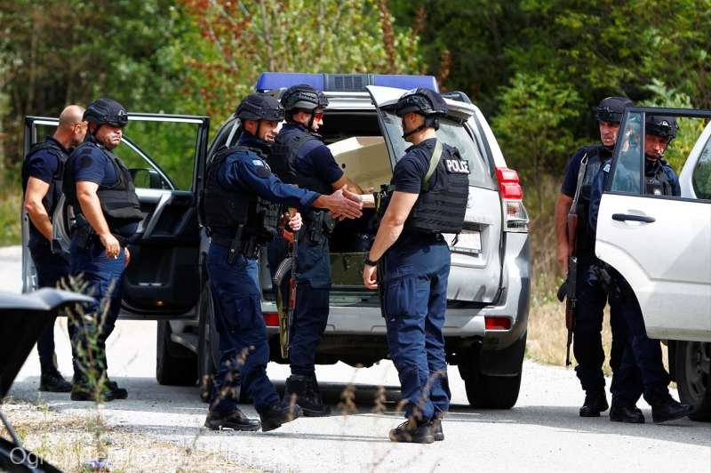  Bărbaţi înarmaţi iau cu asalt o mănăstire ortodoxă sârbă din Kosovo; un poliţist kosovar, ucis