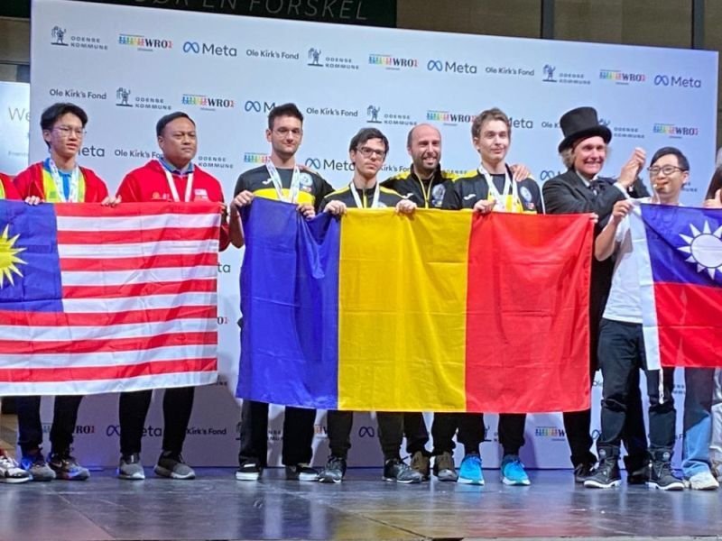  Trei liceeni români au obținut medalia de argint la World Robot Olympiad 2023