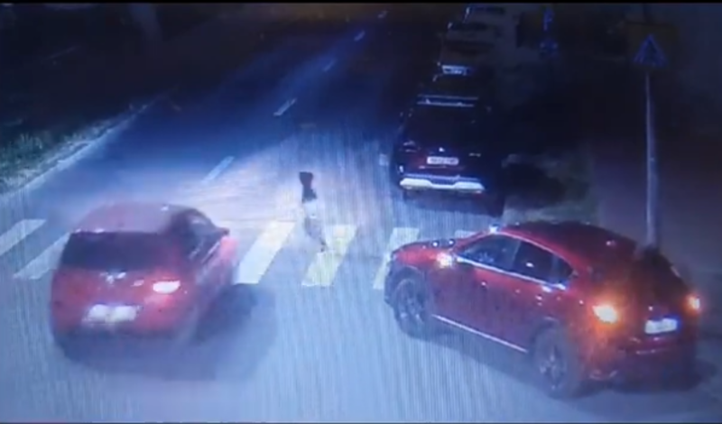  VIDEO Momentul in care un șofer lovește un copil pe trecere pe bd Cantemir și fuge de la locul accidentului