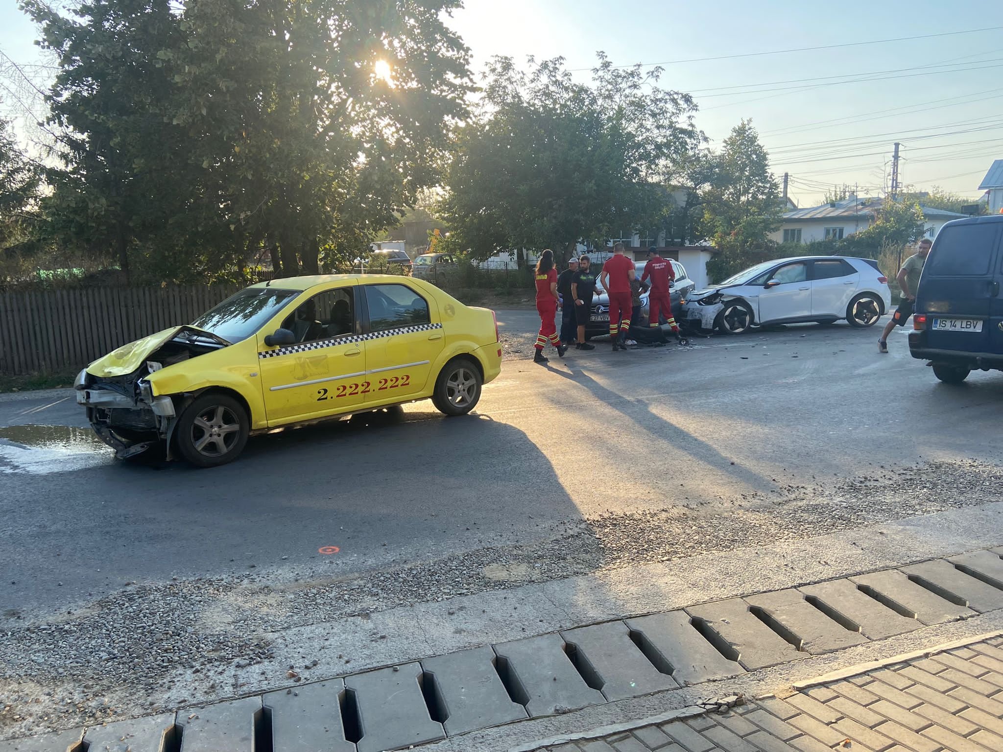  FOTO: Accident cu trei maşini la intersecţia dintre Breazu şi Rediu