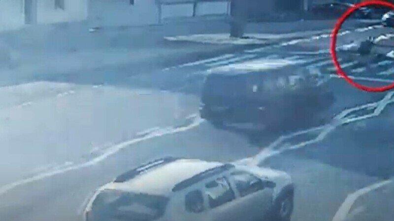  VIDEO Copil spulberat pe trecerea de pietoni de șoferul unei dube