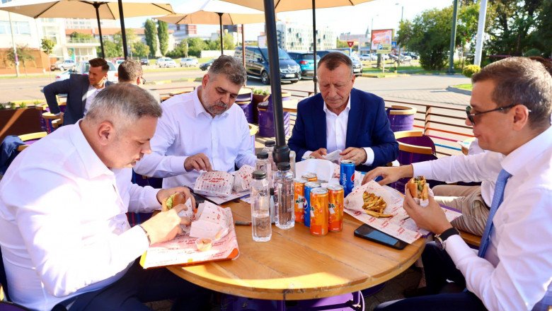  Ciolacu s-a dus la o terasă din Timișoara pentru a mînca un burger. Era însoțit de colegii de partid