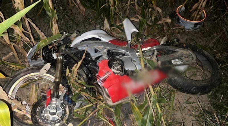 Tânăr motociclist mort după ce a ieșit de pe carosabil, în câmp. Prietena lui, de 16 ani, în stare gravă