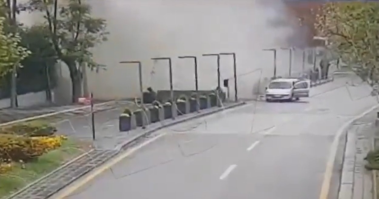  VIDEO Momentul în care doi teroriști provoacă o explozie în Ankara. Unul a murit, celălalt a fost prins