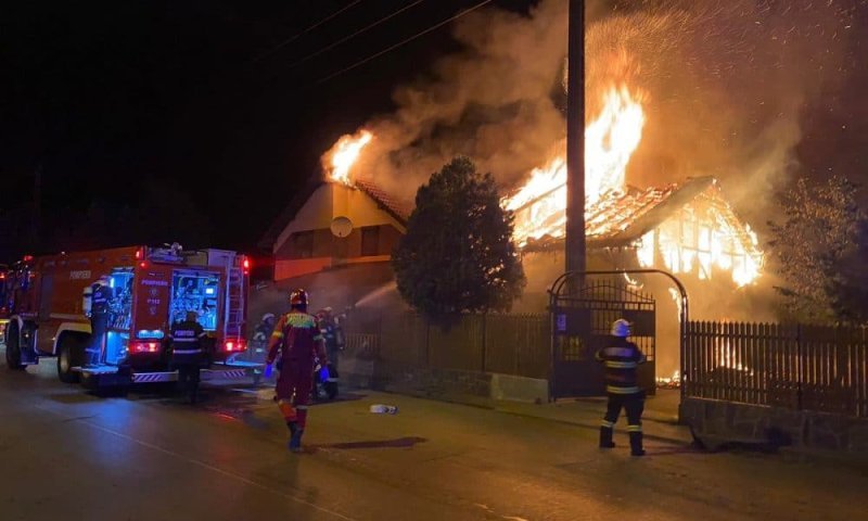  Incendiu violent la o casă din Crivești. Pompierii s-au luptat 150 de minute pentru a stinge flăcările