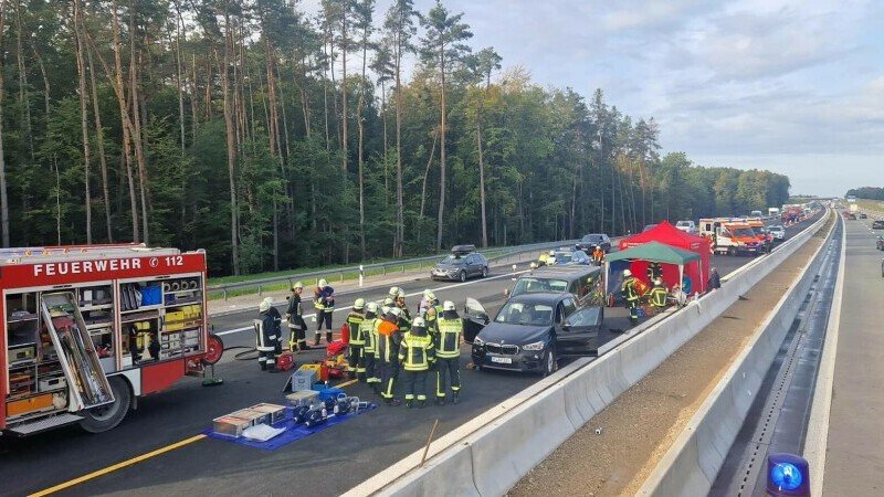  FOTO Microbuz cu români, implicat într-un accident în Germania. 12 persoane au ajuns la spital
