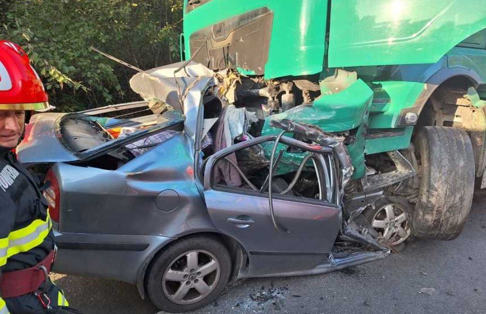  Şofer mort după ce a intrat într-o depăşire fără să se asigure şi s-a izbit de o autoutilitară