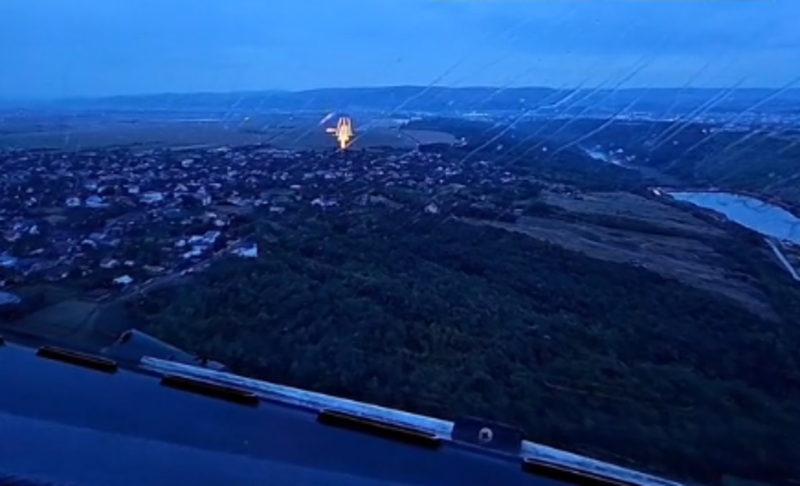 VIDEO Filmare din avion pe Aeroportul Iași. Avionul, dus în siguranță la sol de o tânără