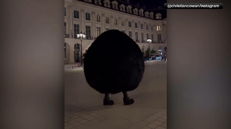  VIDEO Săptămâna modei de la Paris. Un model îmbrăcat într-o minge de blană uriașă s-a prăbușit în mulțime