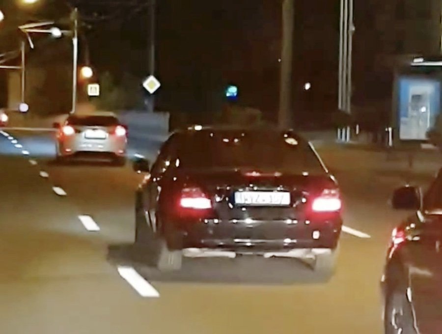  VIDEO Un Mercedes care circula haotic, blocat de alți șoferi până la venirea polițiștilor
