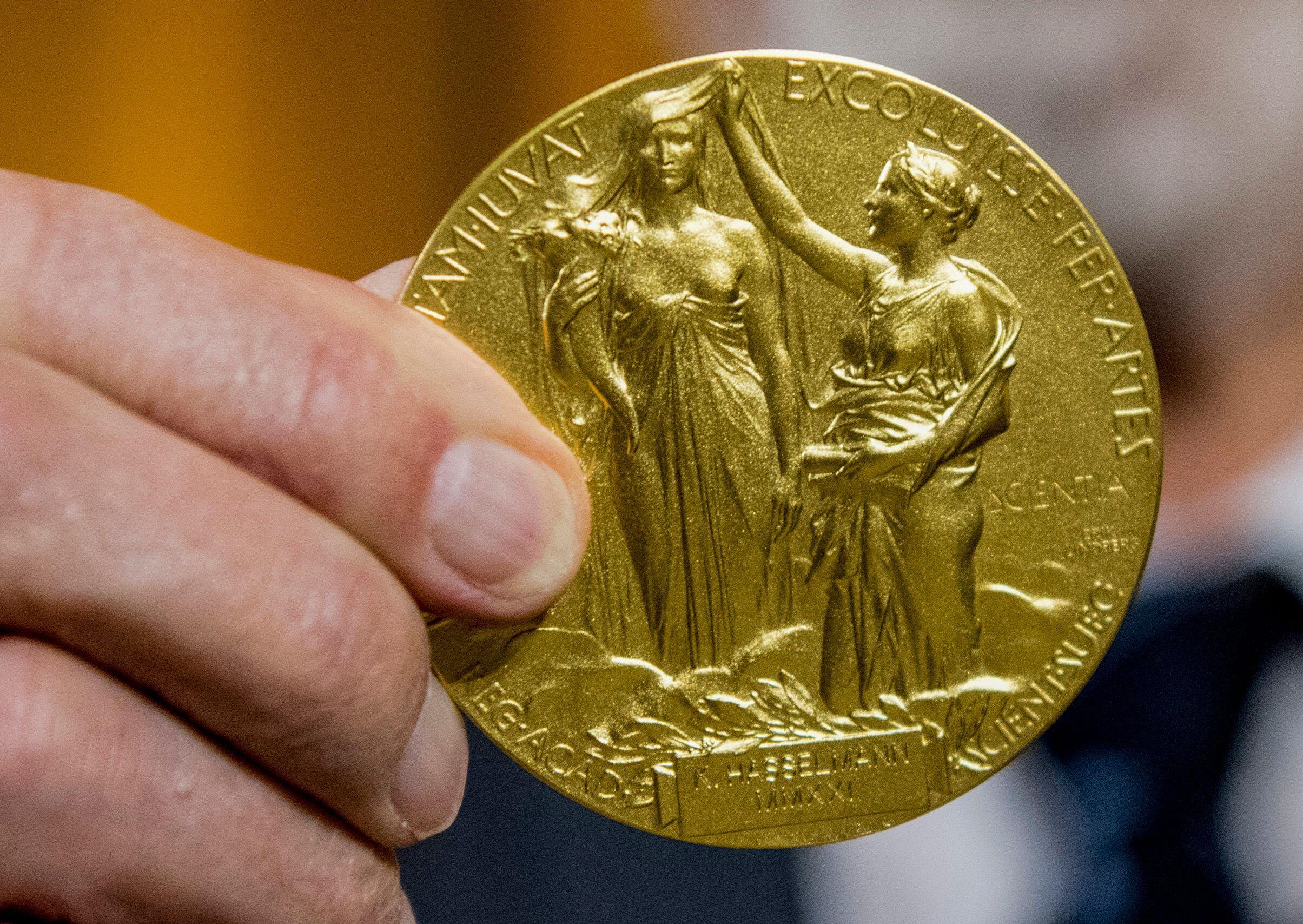  Premiul Nobel pentru Chimie 2023, câștigat de Moungi Bawendi, Louis Brus şi Alexei Ekimov