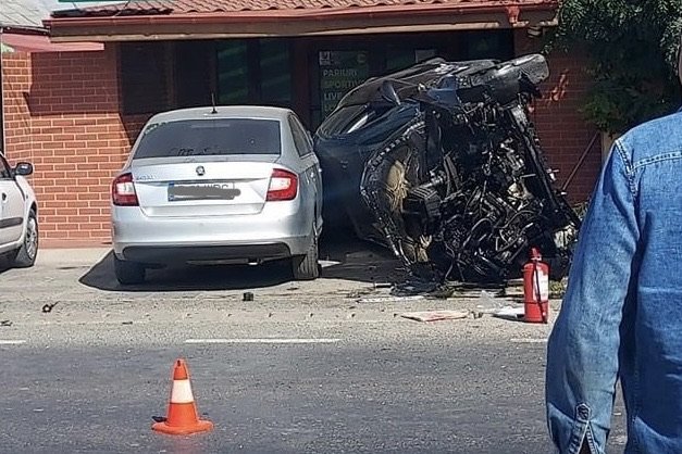  Un şofer de 72 de ani a murit după ce s-a izbit cu maşina de un autoturism parcat, s-a răsturnat şi ulterior a mai lovit un autovehicul
