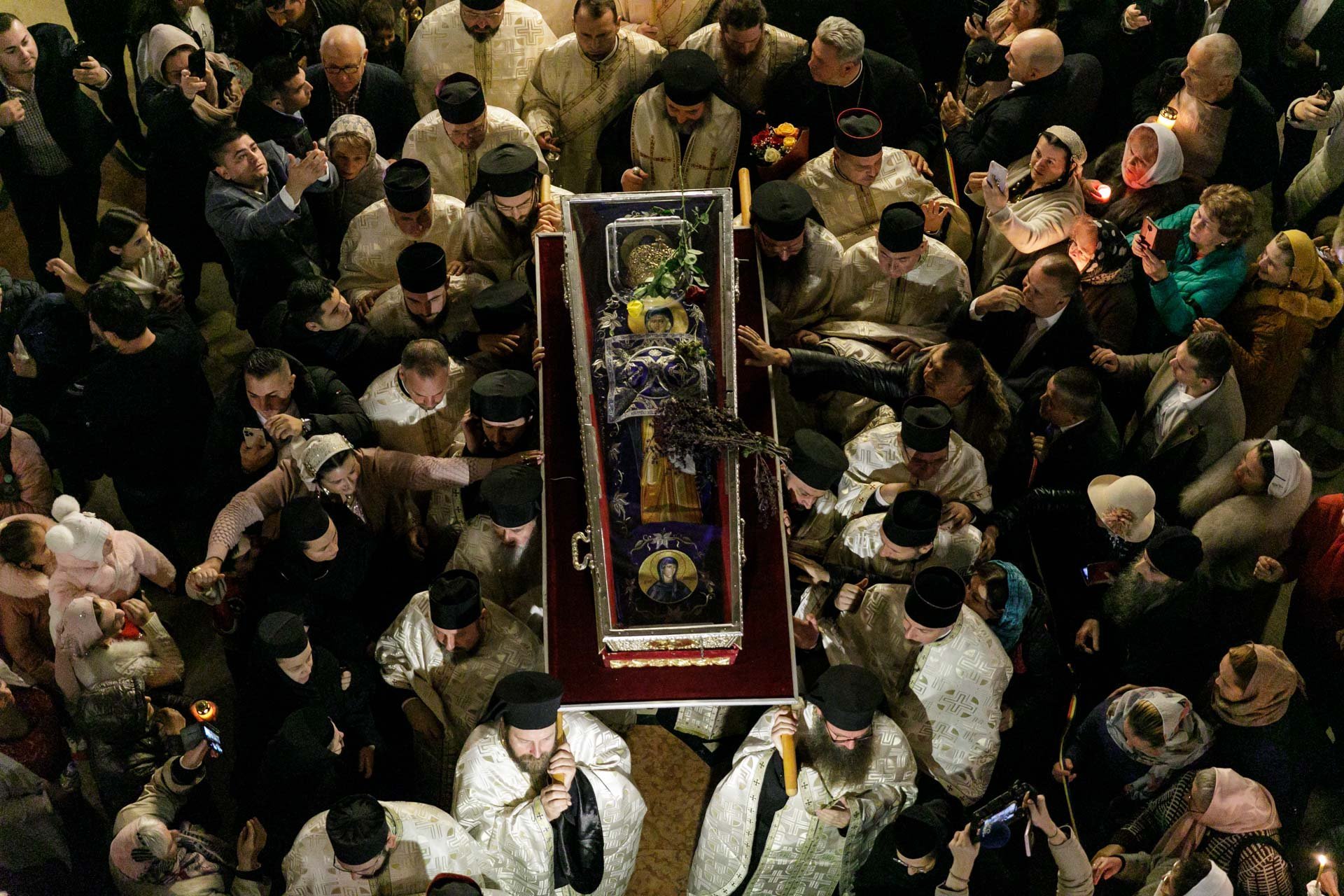  LIVE TEXT – Pelerinajul la moaştele Sfintei Parascheva a început în mod oficial (FOTO)