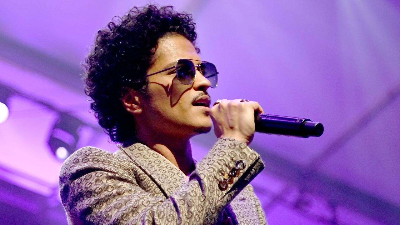  Artistul Bruno Mars a părăsit Israelul după ce a fost surprins de atacuri cu rachete