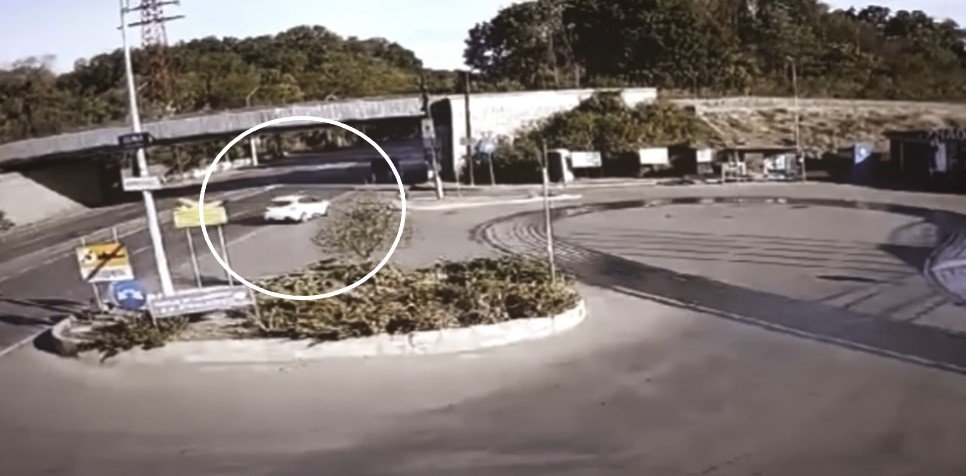  VIDEO: Momentul în care medicul Cornel Petreanu, cercetat în dosarul de mită de la „Marius Nasta”, se izbeşte mortal cu maşina de un pod