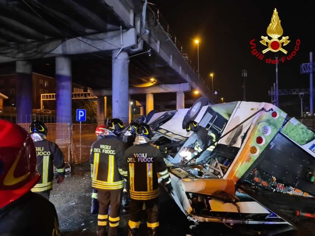 Presa din Italia dă vina pe cerșetorii români pentru producerea accidentului de autocar, de pe podul din Veneția, în urma căruia 21 de turiști au murit