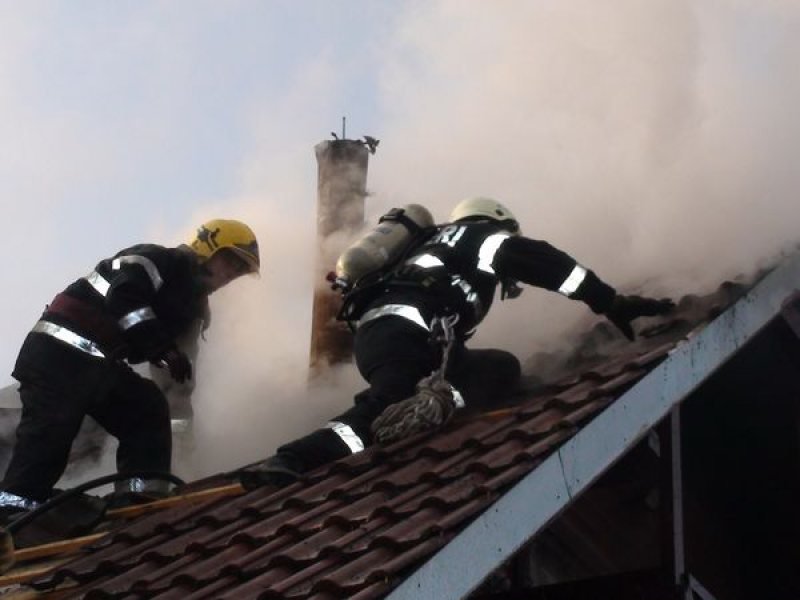  Incendiu la o locuinţă situată pe strada Sfântul Andrei din municipiul Iaşi (FOTO)
