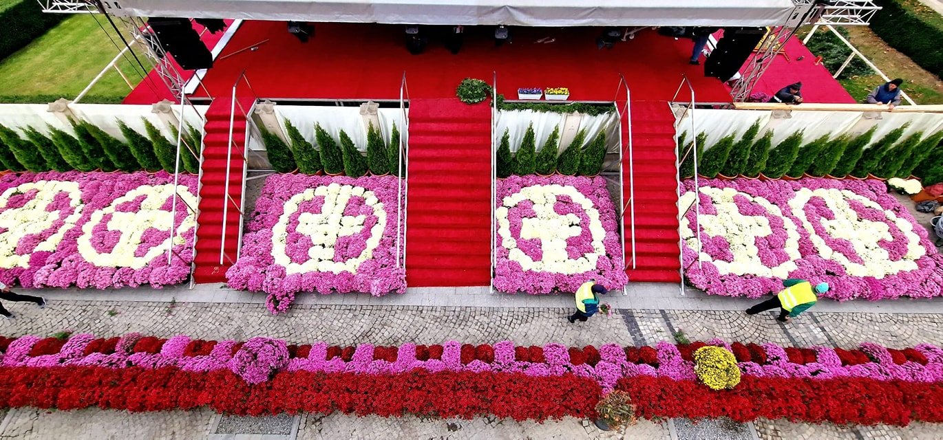  Aranjamente uriașe de flori în fața Mitropoliei realizate de peisagiștii de la Servicii Publice