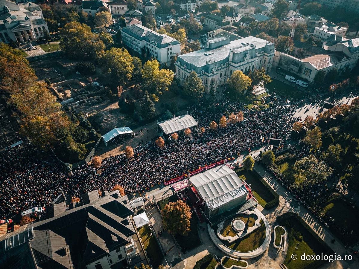  Imagini din dronă cu mulţimea de pelerini la Sfânta Parascheva. Record de participare în ultimii ani? – FOTO