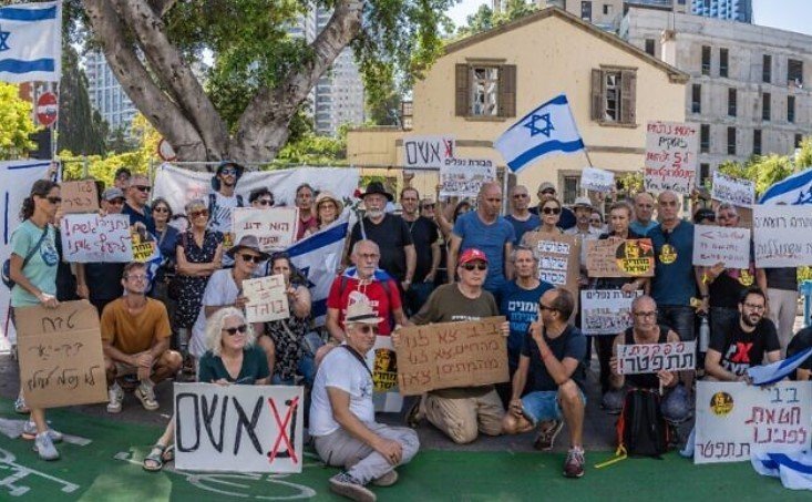  Protest în faţa Ministerului Apărării din Israel. Manifestanţii cer demisia lui Netanyahu